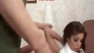 فم متحمس تحت النقاب يعبد قضيبي حتى أغمر شفتيها