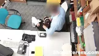 حركة ثنائية ساخنة: صاحب المحل يسيطر على امرأتين في السرير
