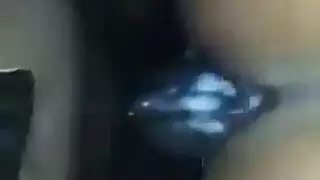 الجميلة السمراء يتم مص حلماتها المثقوبة ثم تمارس الجنس