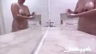 حمام عاري لزوجة عربية مثيرة يعرض ثدييها الطبيعيين الضخمين