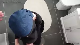 من التوسل إلى الأنين: الخادمة تأخذه بعمق في المؤخرة