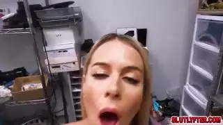 يقوم الضابط جيسون مايكلز بتحميل نائب الرئيس لسرقة التقطت الكاميرات الأمنية سمر وهو يتجه نحو قضيب الضابط عندما تمتص، تبدأ في التخلص من الركلة، وتنتقل إلى اللعنة الشديدة