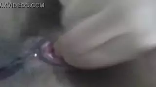 عرض كاميرا صريح: عصارات كس العاهرة المحجبة تتدفق بحرية