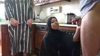 ديوثية صريحة: زوجة عربية تأخذ قضيبًا عملاقًا أمام الكاميرا