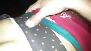 نجم إباحية سمراء يحصل على كريمة على الموقع بينما الزوج يشاهد مقاطع للبالغين