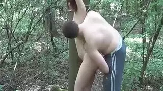 عبودية كرات على ركبتيها